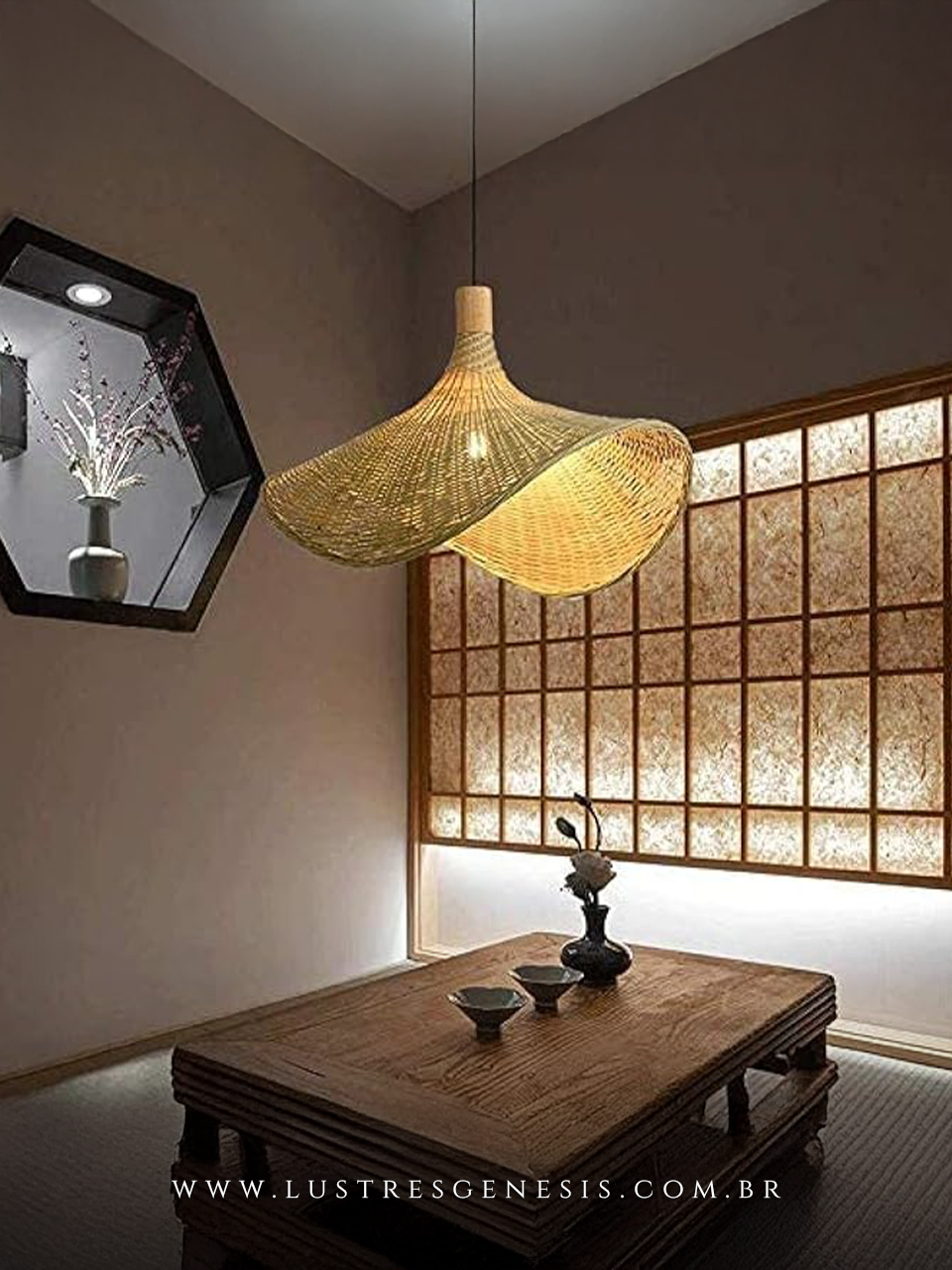 Pendentes de bambu rústico rattan instalados em uma sala de estar moderna, destacando a iluminação natural e o design elegante do ambiente.
